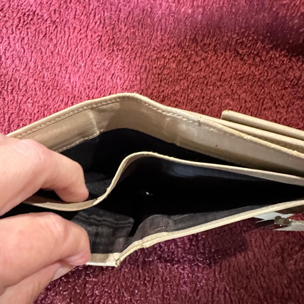 Gucci wallet in great condition. Please see photos. - Picture 5 of 5
